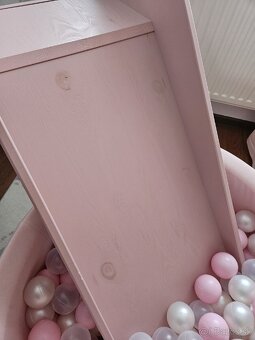 Detska drevena smyklavka a bazenik s gulickami - 6