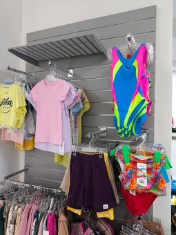 Predám nábytok a vybavenie predajne - 6