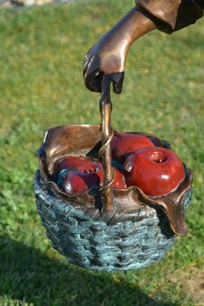 Bronzová socha-Dívka s jablky-kolorovaná-UNIKÁT - 6