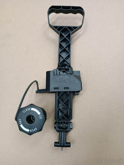 BMW X3 E83 vaňa pre rezervu + rukoväť rezervy - 6