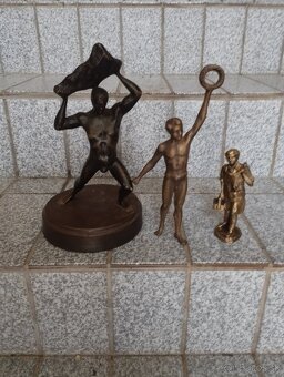 Bronzové sošky,stará drevená soška ježis - 6