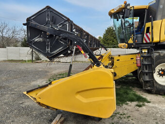 Kombajn New Holland CR 9080 - 6