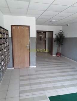 PREDAJ - 2- izbový byt s loggiou na Drobného ulici v Dúbravk - 6