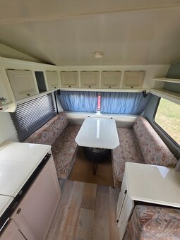 Karavan LMC 490 - predstan s bokami - 6