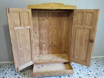 Stará, secesní skříň po renovaci, voskovaná 2 - 6
