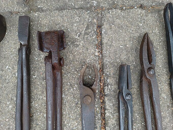 Kováčske kliešte ,náradie,kladiva ,sekera,nebožiec 21 - 6