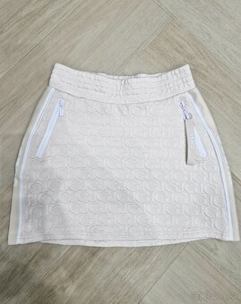 NOVE Guess logovany kremovy crop top, sukna, smotanova sukna - 6
