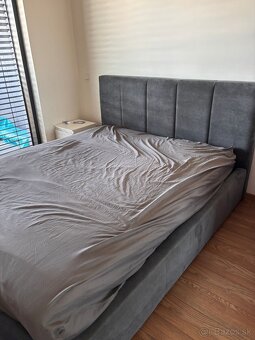 Predám kvalitnú čalúnenú posteľ 160x200 s úložným priestorom - 6