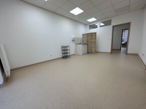 PRÍZEMIE – Obchodný priestor (ambulancia, kancelárie) 87 m2 - 6