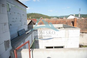 Priestranný dvojpodlažný rodinný dom s veľkou terasou Plášťo - 6