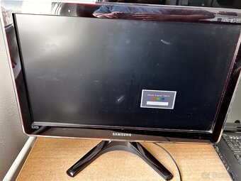 Na predaj: 2x LCD monitory – LG Flatron L194WS a Samsung Syn - 6