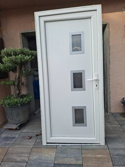 Plastové vchodové dvere a balkónové dvere so zárubňou - 6