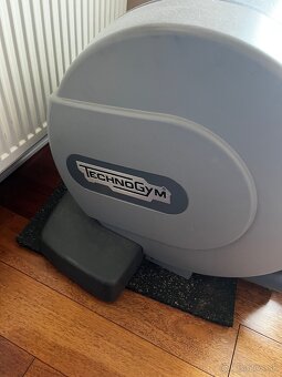 Technogym eliptický trenažér - 6