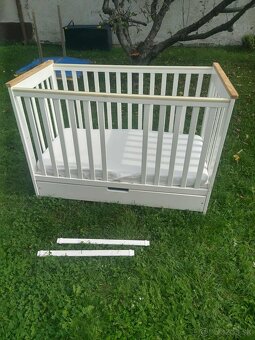 Biela drevená postieľka + nepremokavá plachta - 6