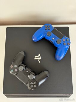 PlayStation 4 Pro + 2x DualShock 4 – TOP STAV - 6