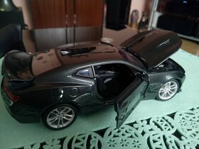 Predám Chevrolet Camaro 1:18 Maisto - 6