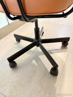 Ergonomická kancelárska stolička IKEA ALEFJÄLL hnedá - 6