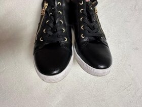 Čierne členkové topánky s opätkom zn. GUESS originál - 6
