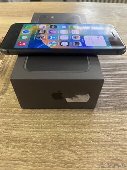 Apple iPhone 8 / 64GB Black / TOP stav - 6