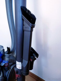 CYKLÓNOVÝ VYSÁVAČ DYSON - 6