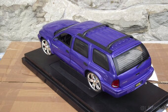 1:18 Dodge Durango - 6