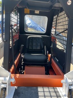 Šmykom riadeny nakladač Kubota Trak 1000 - 6