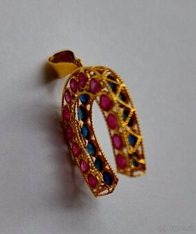 Zlatý prívesok so zafírmi a rubínmi - 6