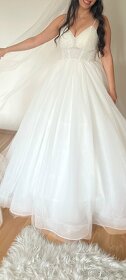 Trblietavé svadobné šaty s kamienkami - 6