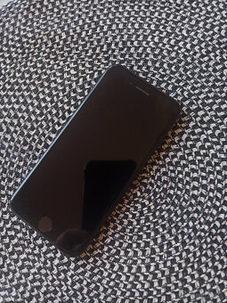 Apple iPhone SE 2020 - 6