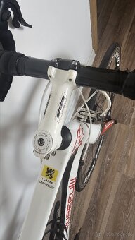 Karbónový cestný bicykel - 6