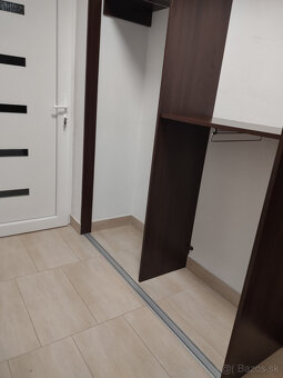 Vstavaná skriňa so zrkadlovými posuvnými dverami - 6