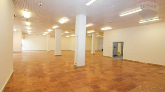 Na prenájom obchodné priestory 460 m2 na prízemí, Laborecká - 6