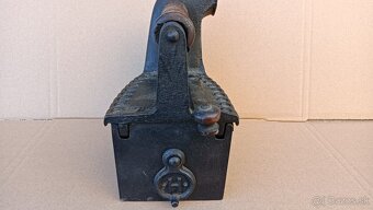 Stará orig. atypická žehlička s komínem. Do sbierky - 6