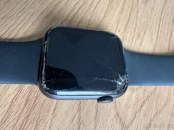 Apple Watch SE (1. gen) – 44 mm + nabíjačka – poškodený disp - 6