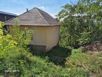 Chatka neďaleko Hrona v krásnej prírode - 6