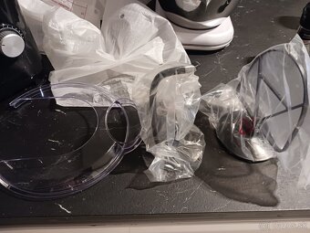 Predám nový nepoužitý kuchynský robot cena:50€. BA. - 6