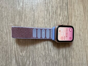 Apple Watch Series 4 40 mm Zlatý hliník + športový remienok - 6