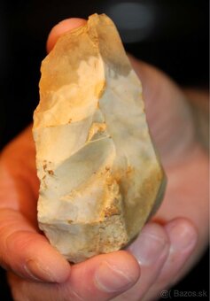 Neolitická kamenná motyka (sekera) – cca 4000 pred n. l. - 6