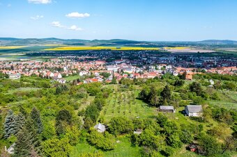 Pozemok s drevenou chatkou a panoramatickým výhľadom - 6