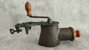 Velmi starý malý mlýnek na ořechy nebo čokoládu zn. CARMEN. - 6