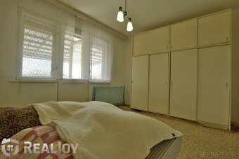 Ponúkame na predaj rodinný dom s garážou a veľkým pozemkom v - 6