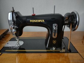 Starožitný ručne poháňaný šijací stroj Minerva - 6
