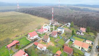 Váš kúsok prírody: Stavebný pozemok (393 m²) s chatkou v Baš - 6