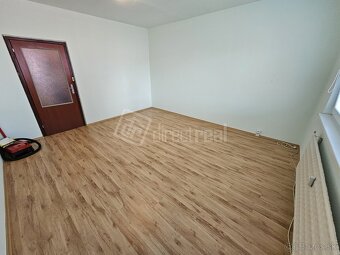Priestranný 3 izbový byt s loggiou za super cenu, kúpo… - 6