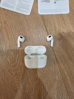 Apple AirPods (3. generácia) s Lightning nabíjacím puzdrom - 6