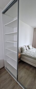 Šatníkova skriňa s posuvnými dverami a zrkadlom - 6