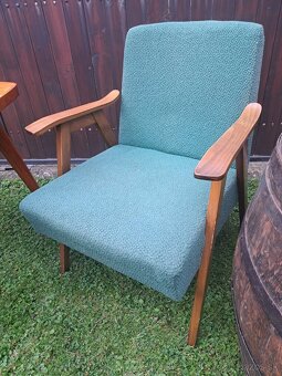 Staré kreslo, stolíky a sud - 6