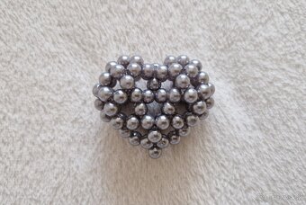 Krásny ručne šitý prívesok: srdce z korálok - 6