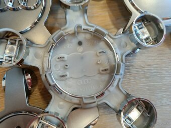AUDI stredové krytky do Alu diskov 135mm hviezdicové PO - 6