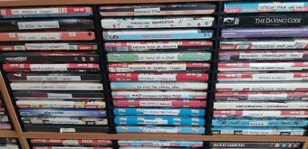 Predám 10 poličiek na DVD kazety vrátane kaziet - 6
